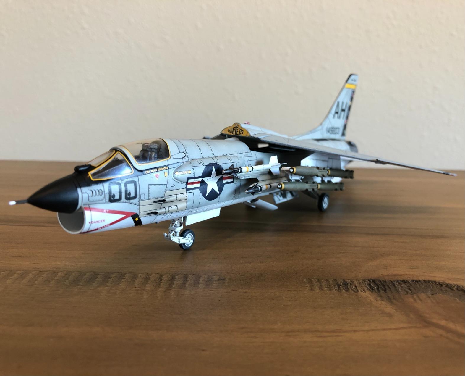 Academy USN F-8E VF-162 
