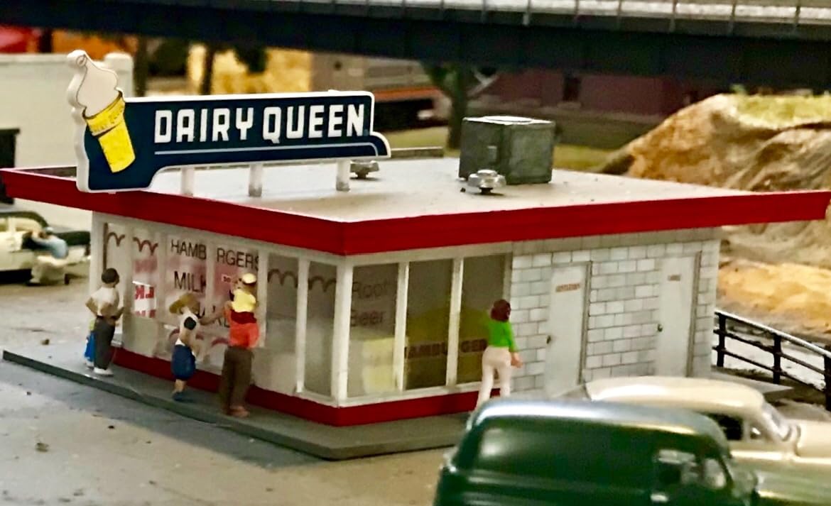 Walther Cornerstone Vintage Dairy Queen Structure Kit, HO Scale customer photo 1