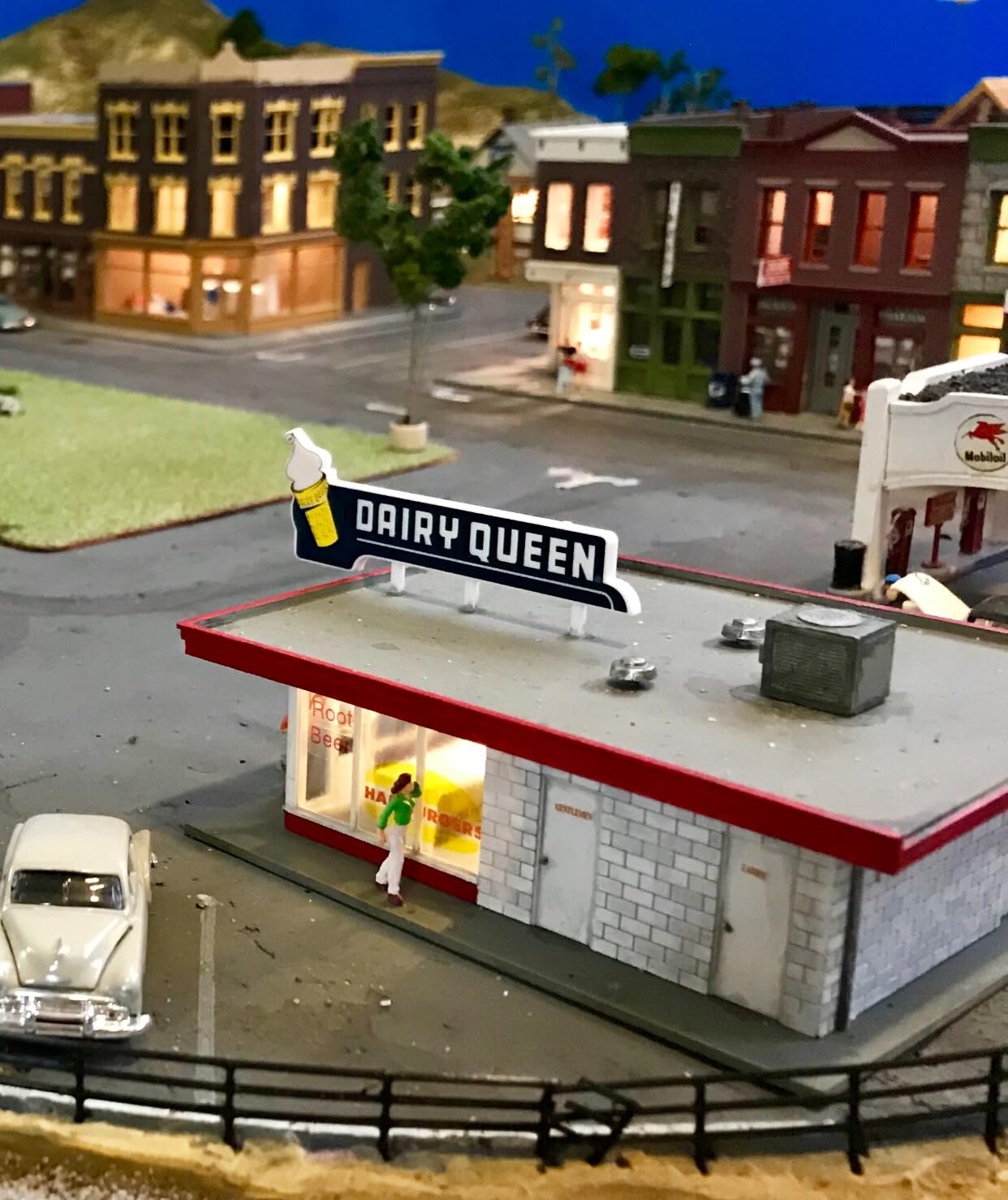 Walther Cornerstone Vintage Dairy Queen Structure Kit, HO Scale customer photo 2