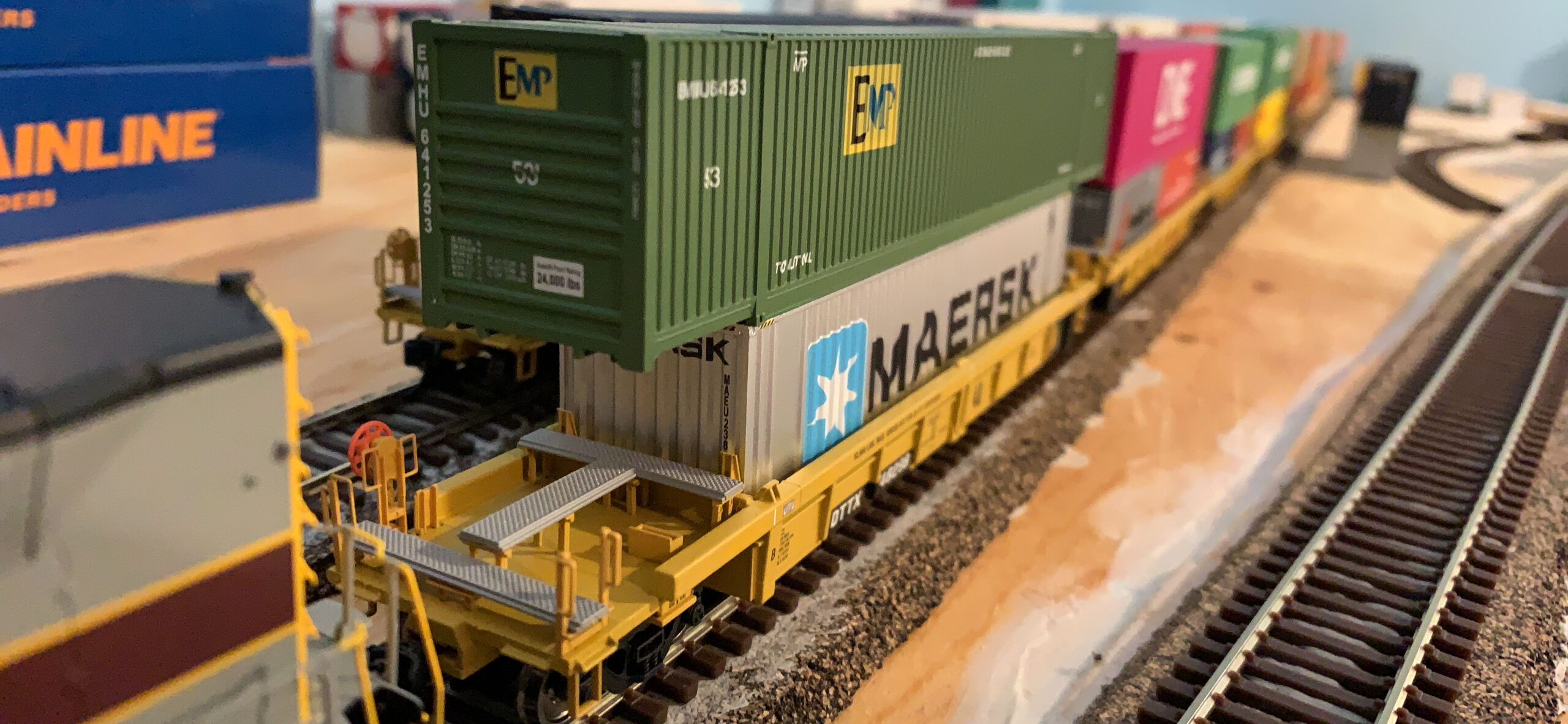 Walthers SceneMaster 53' Singamas Corrugated-Side Container-Ready to Run-CSX Transportation (Blue, Yellow; Boxcar Logo) 949-8502 HO Scale Model Railroad - Freight Model customer photo 2