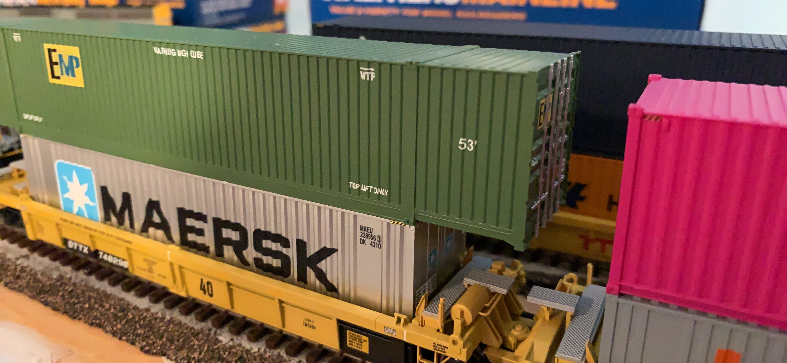 Walthers SceneMaster 53' Singamas Corrugated-Side Container-Ready to Run-CSX Transportation (Blue, Yellow; Boxcar Logo) 949-8502 HO Scale Model Railroad - Freight Model customer photo 3