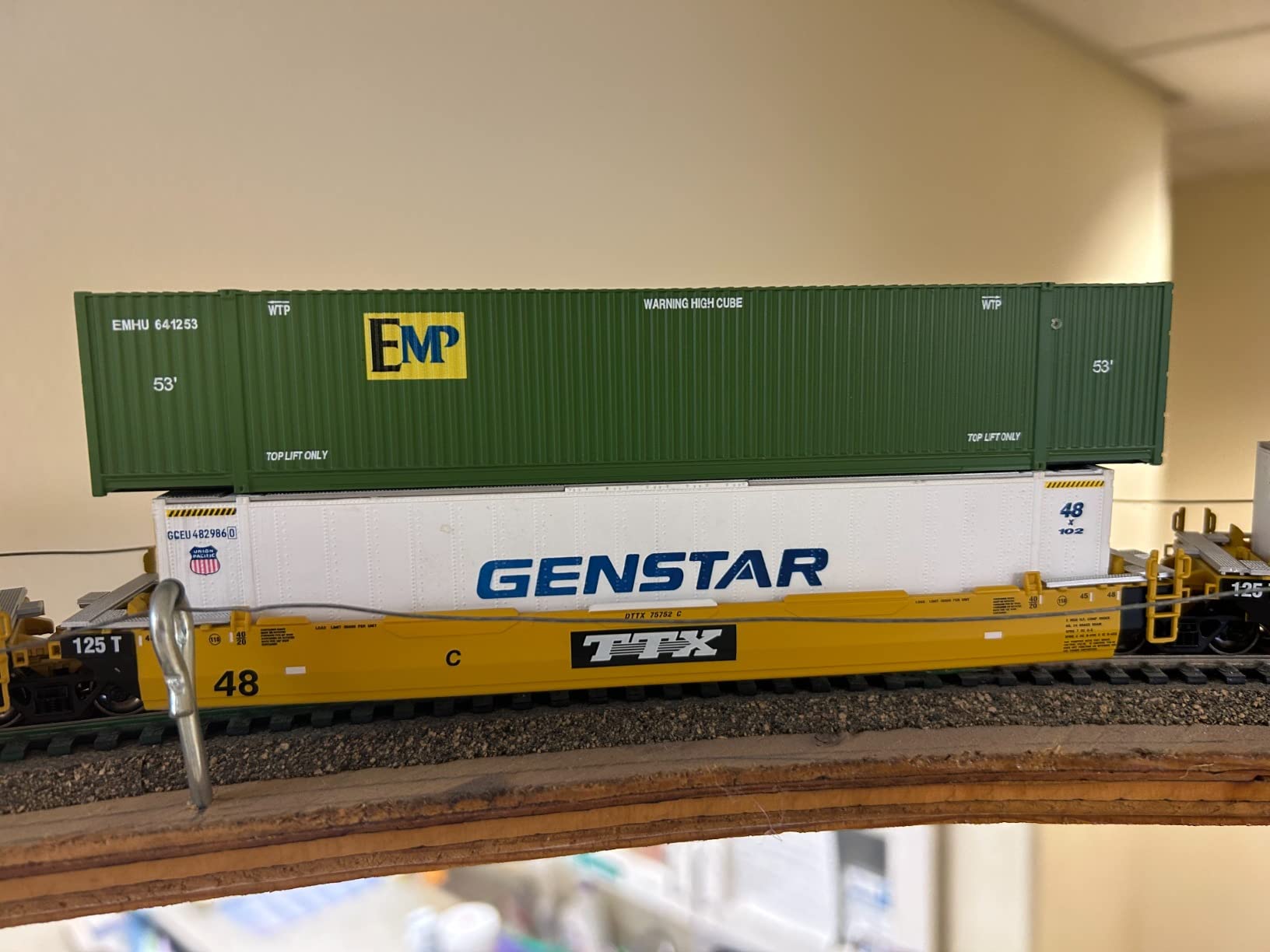 Walthers SceneMaster HO Scale Model of Canadian National (White, Black, Green) 53' Singamas Corrugated Side Container,949-8501 customer photo 1