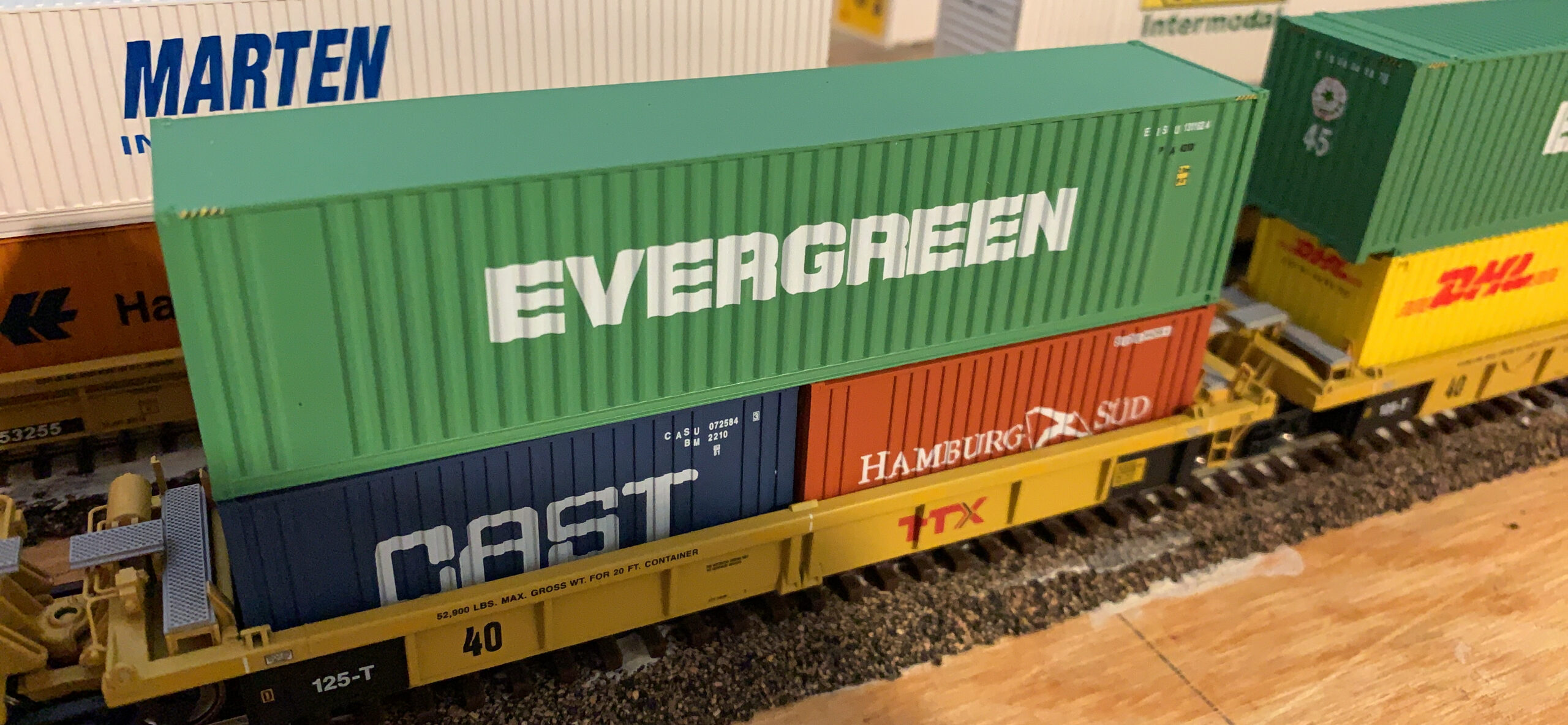 Walthers SceneMaster 40' Hi-Cube Corrugated Container w/Flat Roof-Hanjin 949-8208 HO Scale Model Railroad - Freight Model customer photo 3