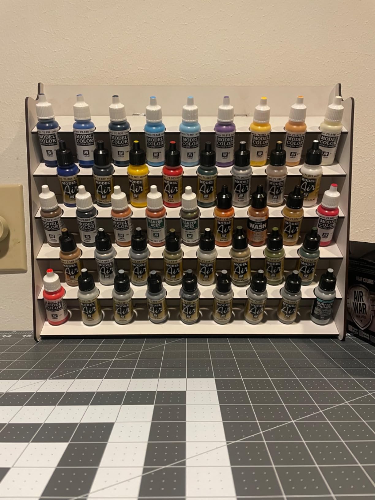 Vallejo - Corner Paint Storage Rack for Miniatures | Capacity for 28 Bottles of 18 ml. (0.6 fl.oz.), 16 of 35 ml. (1.18 fl.oz.) or 60 ml. (2.02 fl.oz.), 1 of 200 ml. (6.76 fl.oz) and 26 Brushes customer photo 2