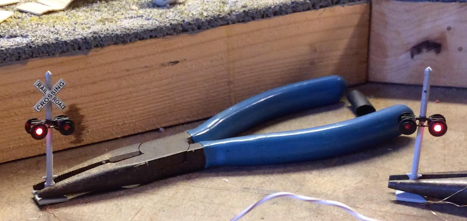 Walthers SceneMaster Grade Crossing Signal Controller 949-4359 HO Scale customer photo 1