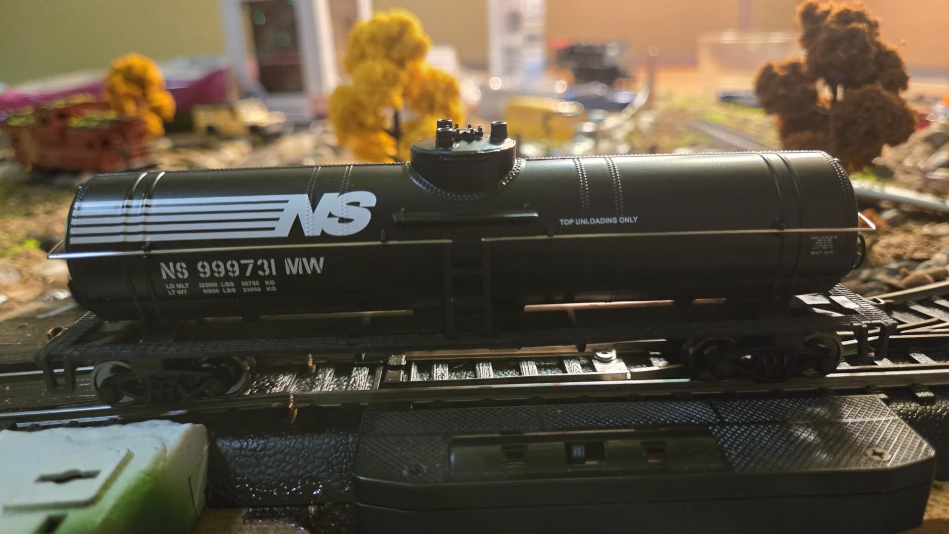 Walthers Trainline Tank Car-Ready to Run-Norfolk Southern (Black, White) 931-1447 HO Scale Model Railroad - Freight Model customer photo 1