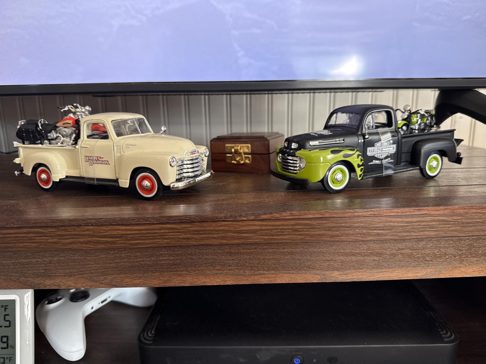 Maisto Harley-Davidson 2001 FLSTS Heritage Springer & 1950 Chevy 3100 Diecast Vehicle (1:24 Scale) customer photo 1