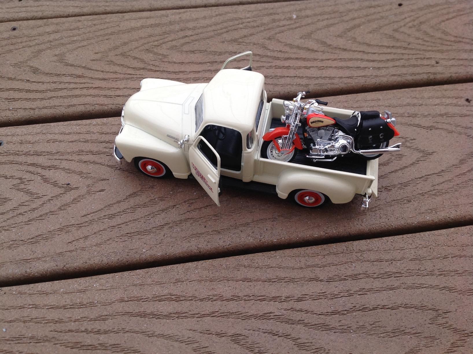 Maisto Harley-Davidson 2001 FLSTS Heritage Springer & 1950 Chevy 3100 Diecast Vehicle (1:24 Scale) customer photo 2