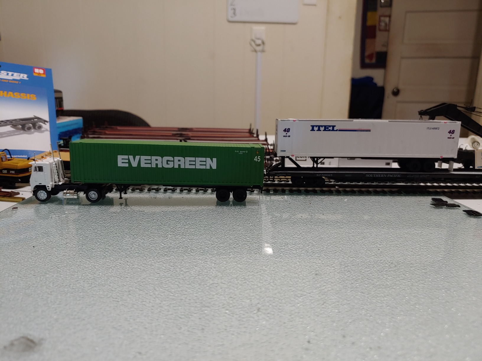 Walthers SceneMaster Extendible Container Chassis 949-4105 HO Scale Model Railroad - Vehicle Model customer photo 1