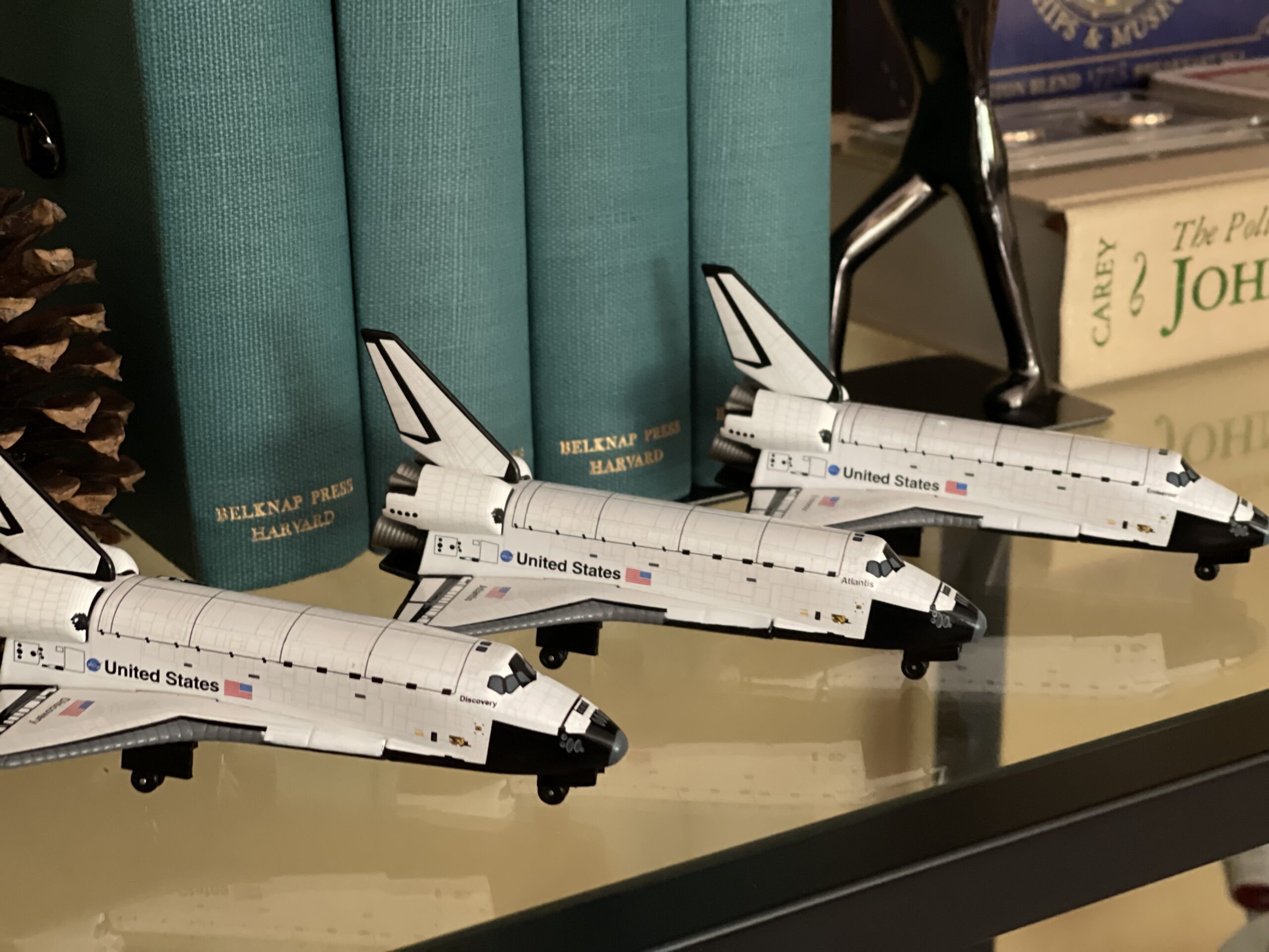 Daron Worldwide Trading PS5823-1 Stamp Orbiter Atlantis Space Shuttle, White customer photo 1
