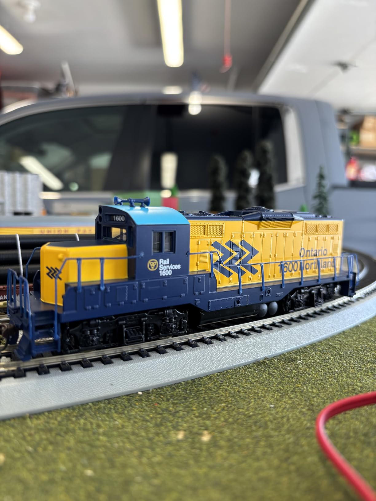 Walthers Trainline EMD GP9M-Standard DC-Ontario Northland #1600 (Yellow, Blue; Chevrons Logo) 931-456 HO Scale Model Railroad - Locomotive Model customer photo 1