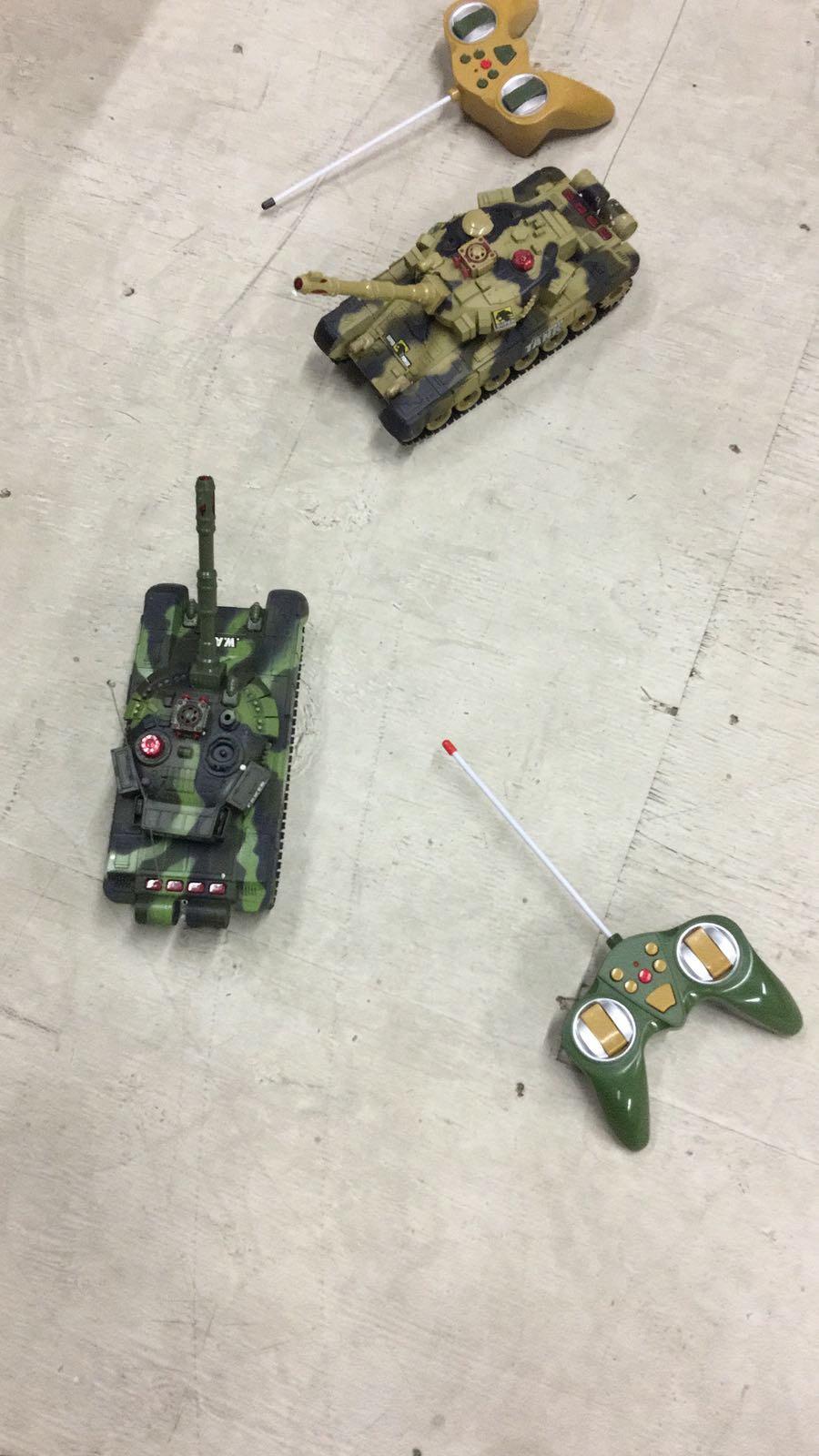 Haktoys 2-Pack RC Battle Tank Set - 1:24 Scale Remote Control Military Fighting Tanks with Lights, Realistic Sounds & Life Indicators customer photo 2