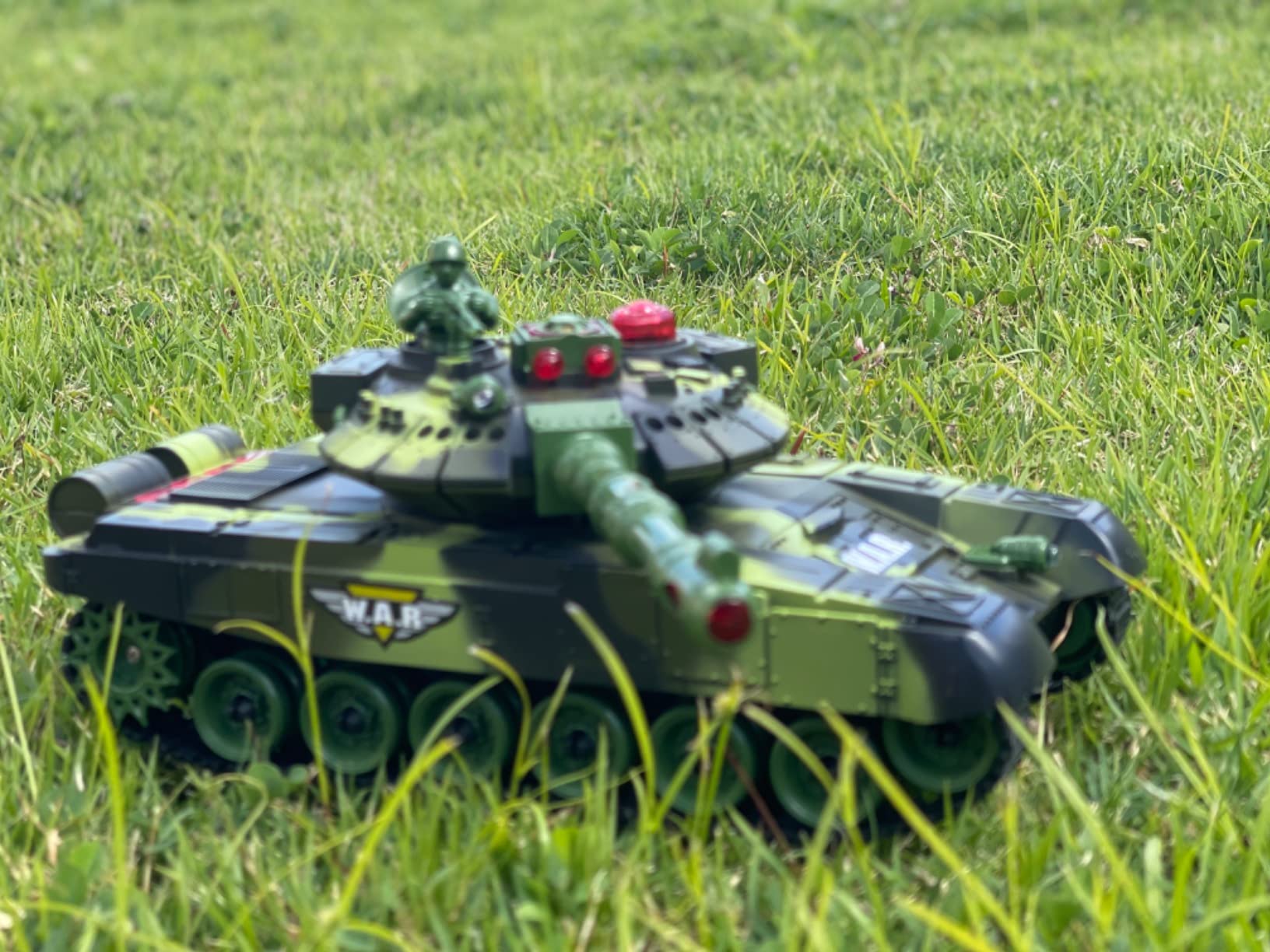 Haktoys 2-Pack RC Battle Tank Set - 1:24 Scale Remote Control Military Fighting Tanks with Lights, Realistic Sounds & Life Indicators | Radio Control Army Toy for Kids & Adults customer photo 5