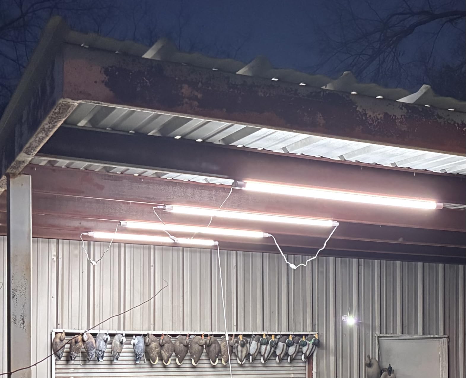 hykolity 4 Pack Linkable LED Shop Light, 4FT 42W [250W Equivalent], 4400lm, 5000K Daylight, with Plug, Utility Light Fixture, Hanging or Surface Mount, White customer photo 2