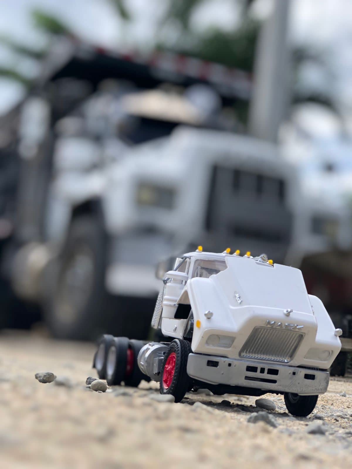 AMT Mack R685ST Semi Tractor 1:25 Scale Model Kit customer photo 1