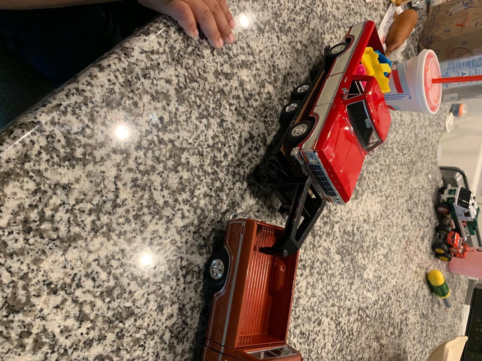 Motormax 1979 Ford F-150 Pickup Truck 2 Tone Red/Cream 1/24 Model Car 79346 customer photo 2