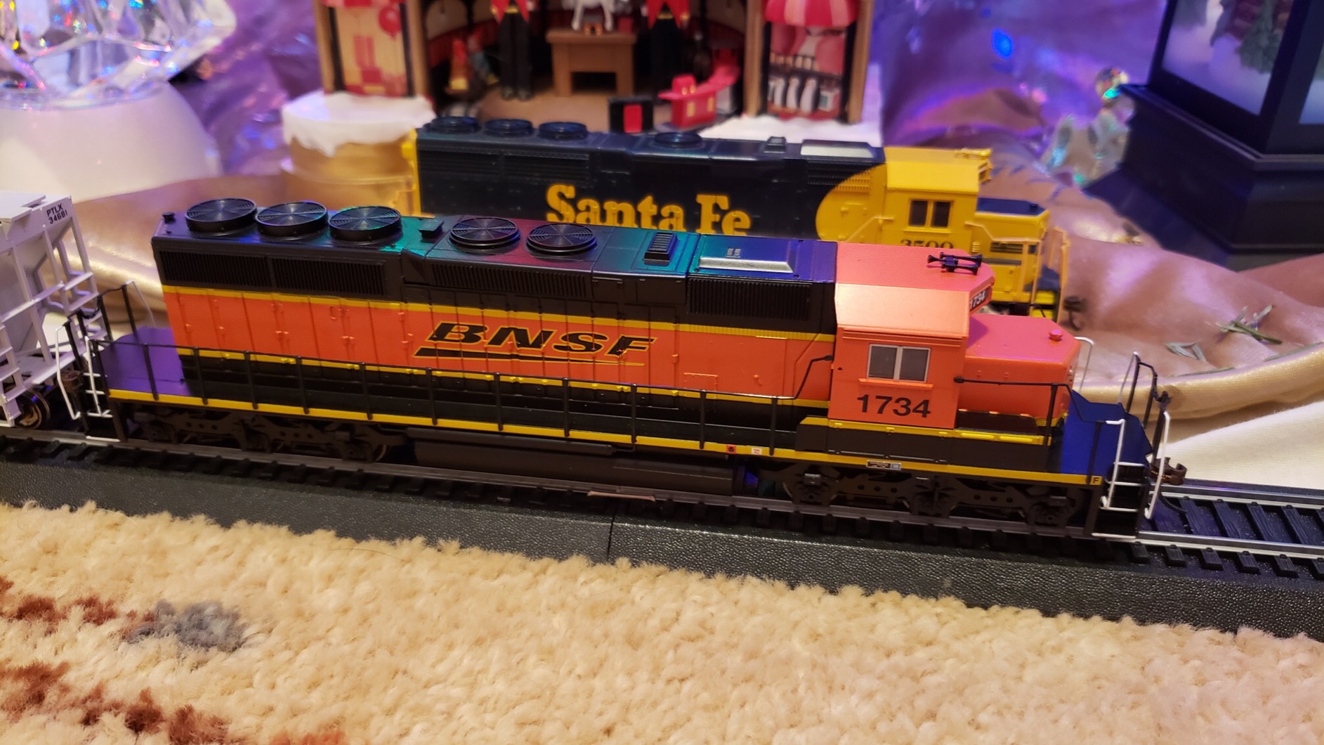 EMD SD40-2 DCC Equipped Diesel Locomotive BNSF #1734 (HERITAGE III) - HO Scale customer photo 1