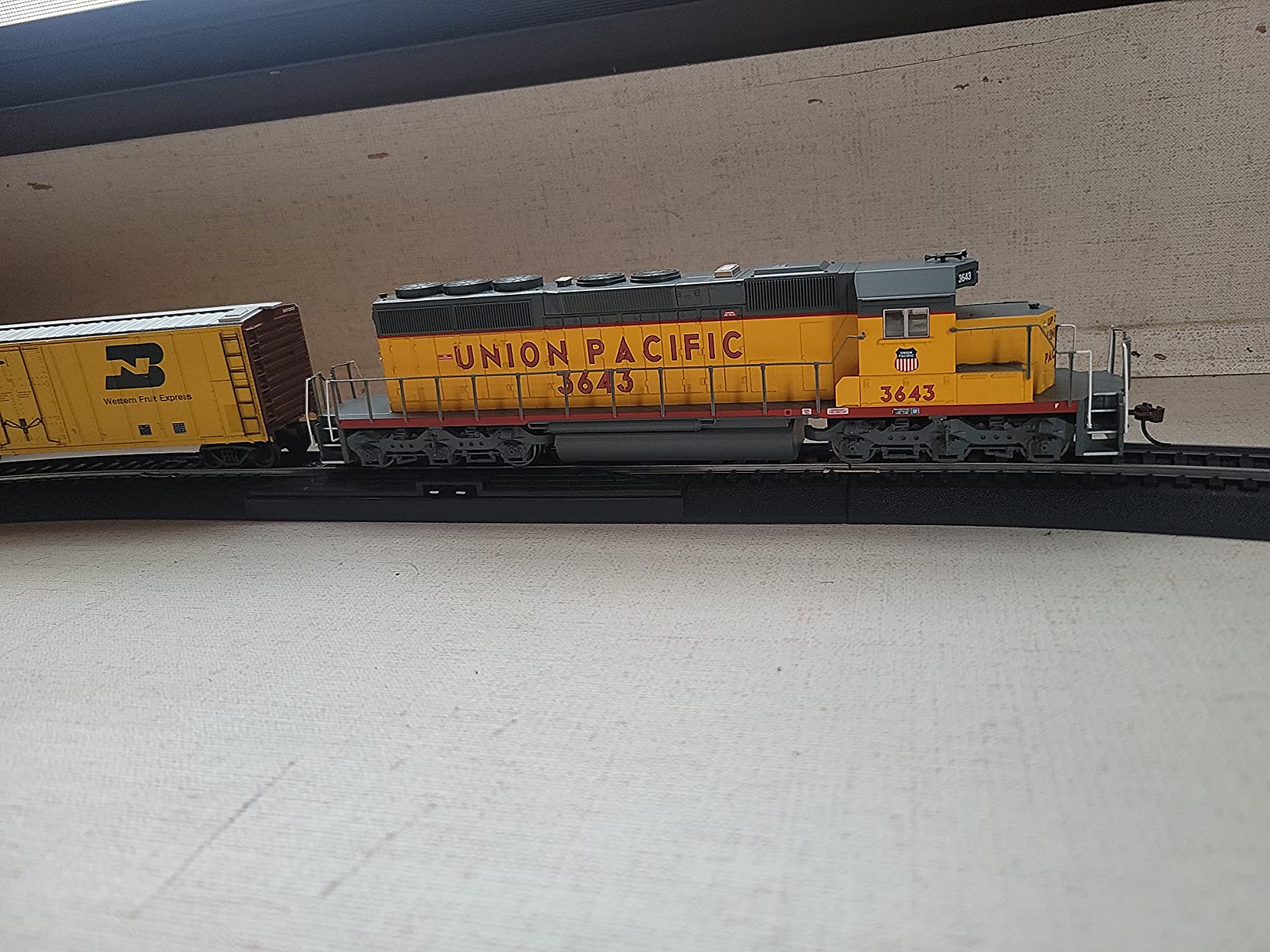 EMD SD40-2 Dcc Ready Diesel Locomotive Union Pacific #3643 - HO Scale customer photo 1