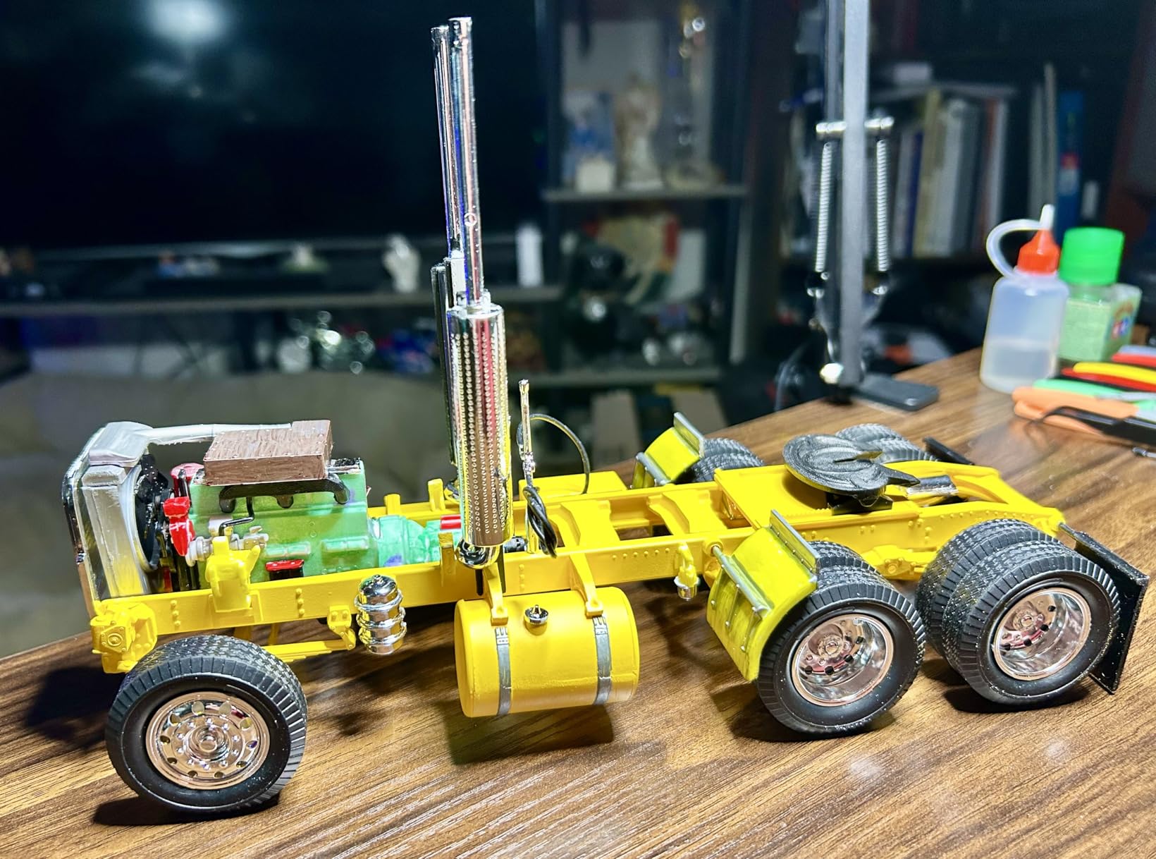 AMT White Freightliner 2-in-1 SC/DD Cabover Tractor 1:25 Scale Model Kit customer photo 1