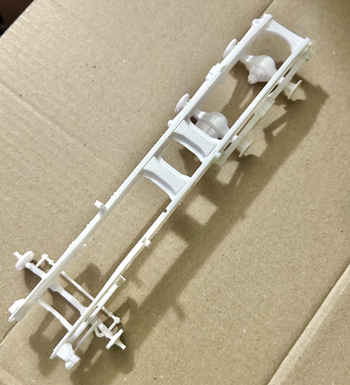 AMT White Freightliner 2-in-1 SC/DD Cabover Tractor 1:25 Scale Model Kit customer photo 2