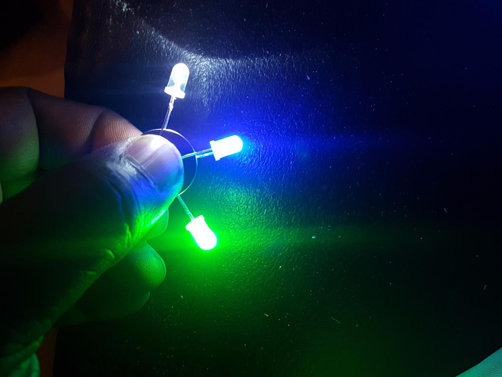 DiCUNO 450pcs 5mm LED Diode, LED Light Kit Box 5 Colors, Mini LED Assorted Kit 5mm Round Top, Light Emitting Diodes for DIY Project, White/Red/Yellow/Green/Blue customer photo 1