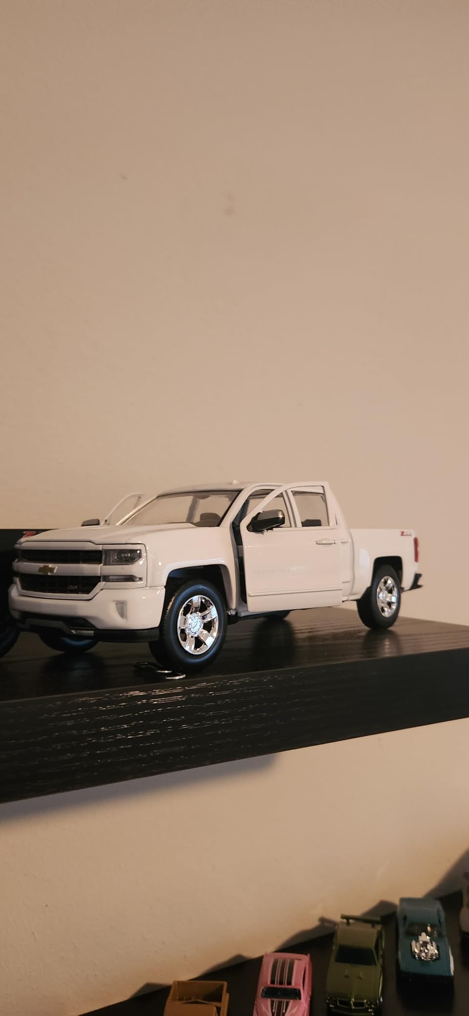 Motormax - 2017 Chevrolet Silverado 1500 LT Z71 Crew Cab - White Diecast 1:24 Scale Model customer photo 1