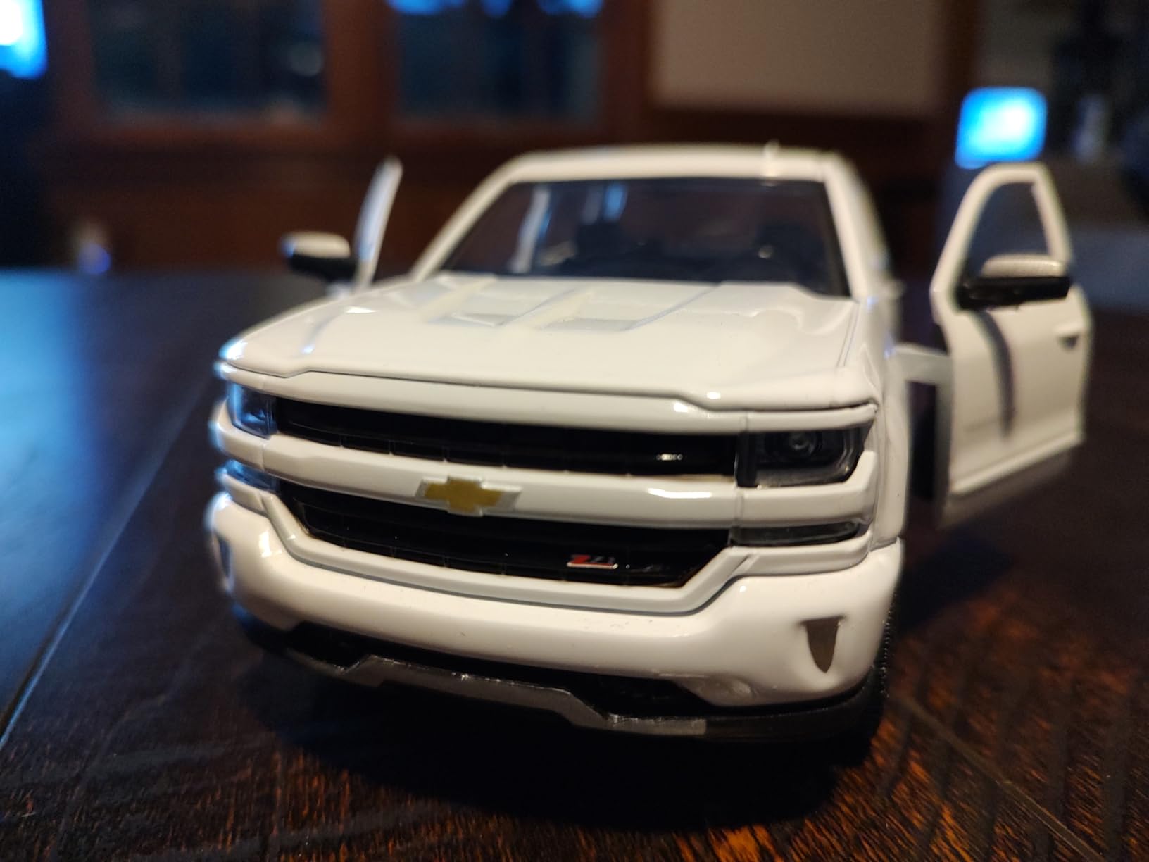 Motormax - 2017 Chevrolet Silverado 1500 LT Z71 Crew Cab - White Diecast 1:24 Scale Model customer photo 2