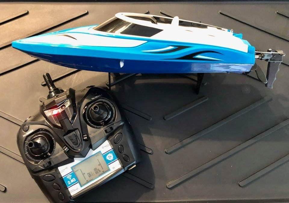 Force1 Velocity Blue Fast RC Boat- Remote Control Boats for Adults and Kids, Underwater Speed Racing Mini RC Boats for Pools and Lakes, 2.4GHZ Transmitter, 2 Rechargeable Batteries, Low Battery Alert customer photo 1