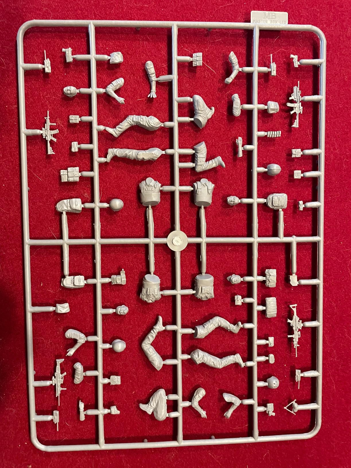 PLASTIC MODEL KIT UNDER FIRE . MODERN US INFANTRY 4 FIGURE 1/35 MASTER BOX 35193 customer photo 1