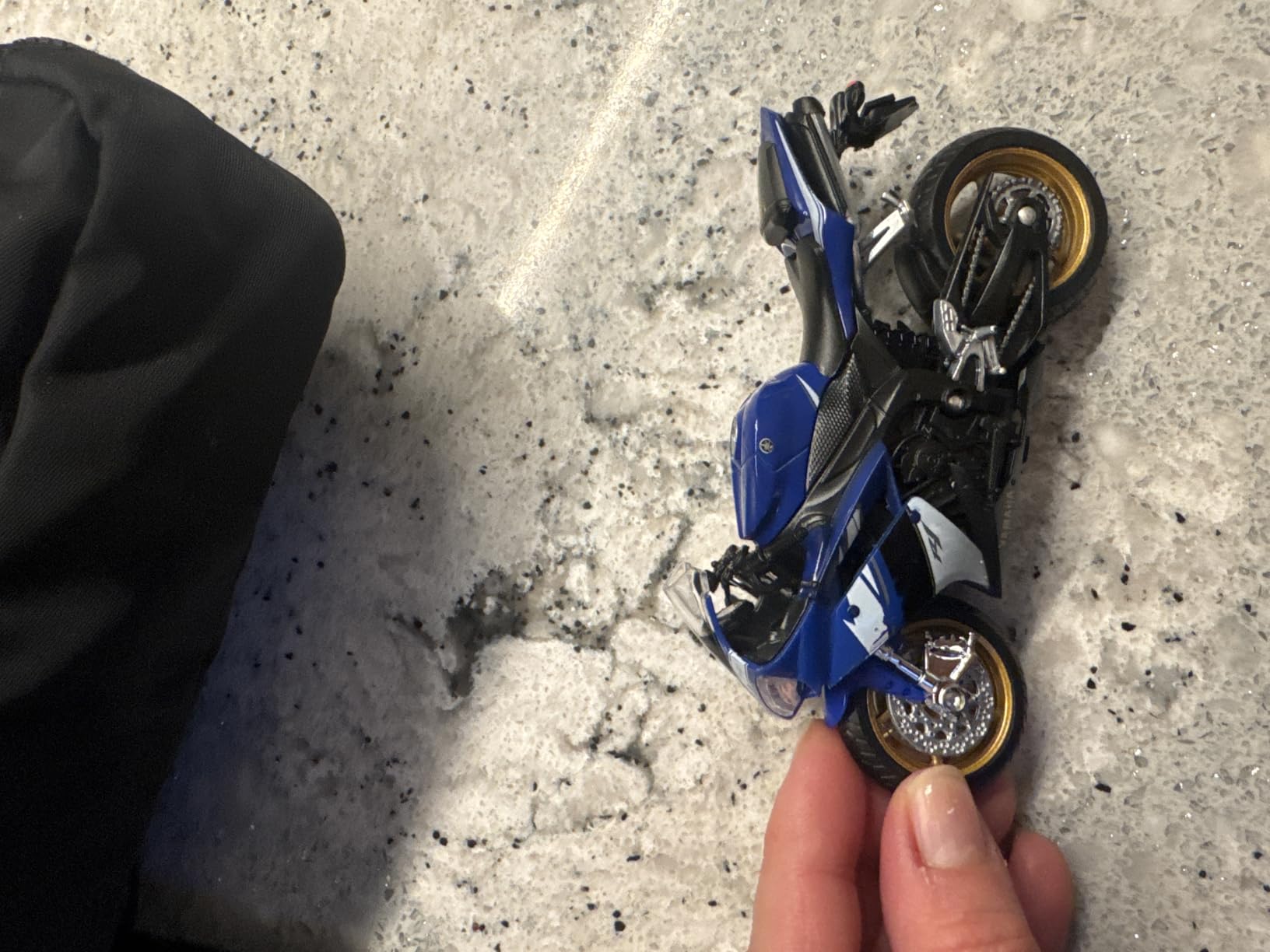 Welly Die Cast Motorcycle Blue Yamaha 2008 YZF-R1, 1:18 Scale customer photo 1