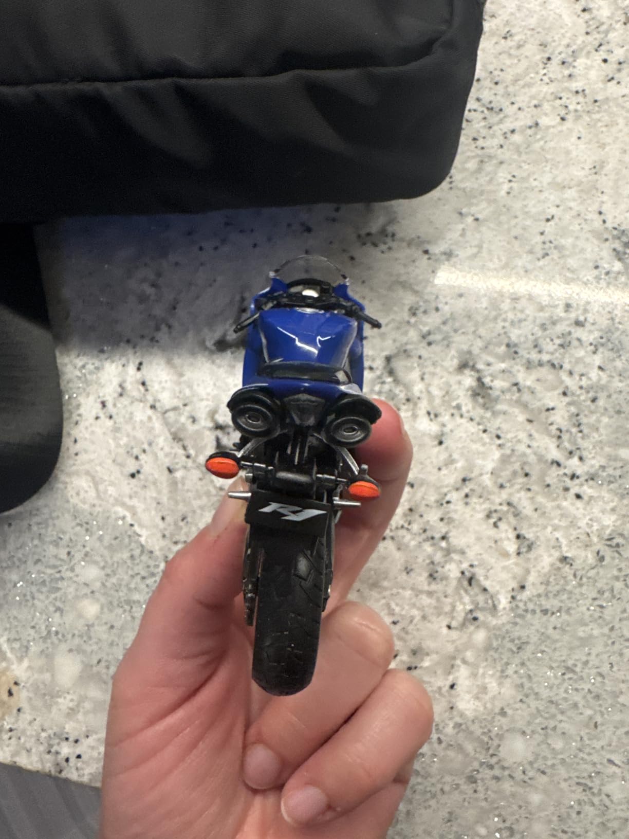 Welly Die Cast Motorcycle Blue Yamaha 2008 YZF-R1, 1:18 Scale customer photo 2