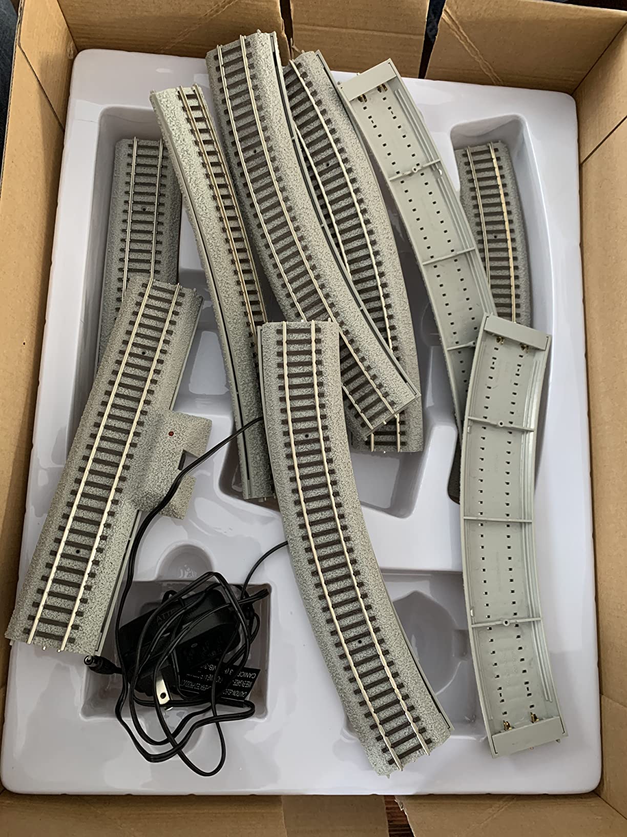 Lionel Santa Fe Cajon Flyer 2-8-4 Set with Bluetooth Capability, HO Gauge Model Train Set with Remote customer photo 1