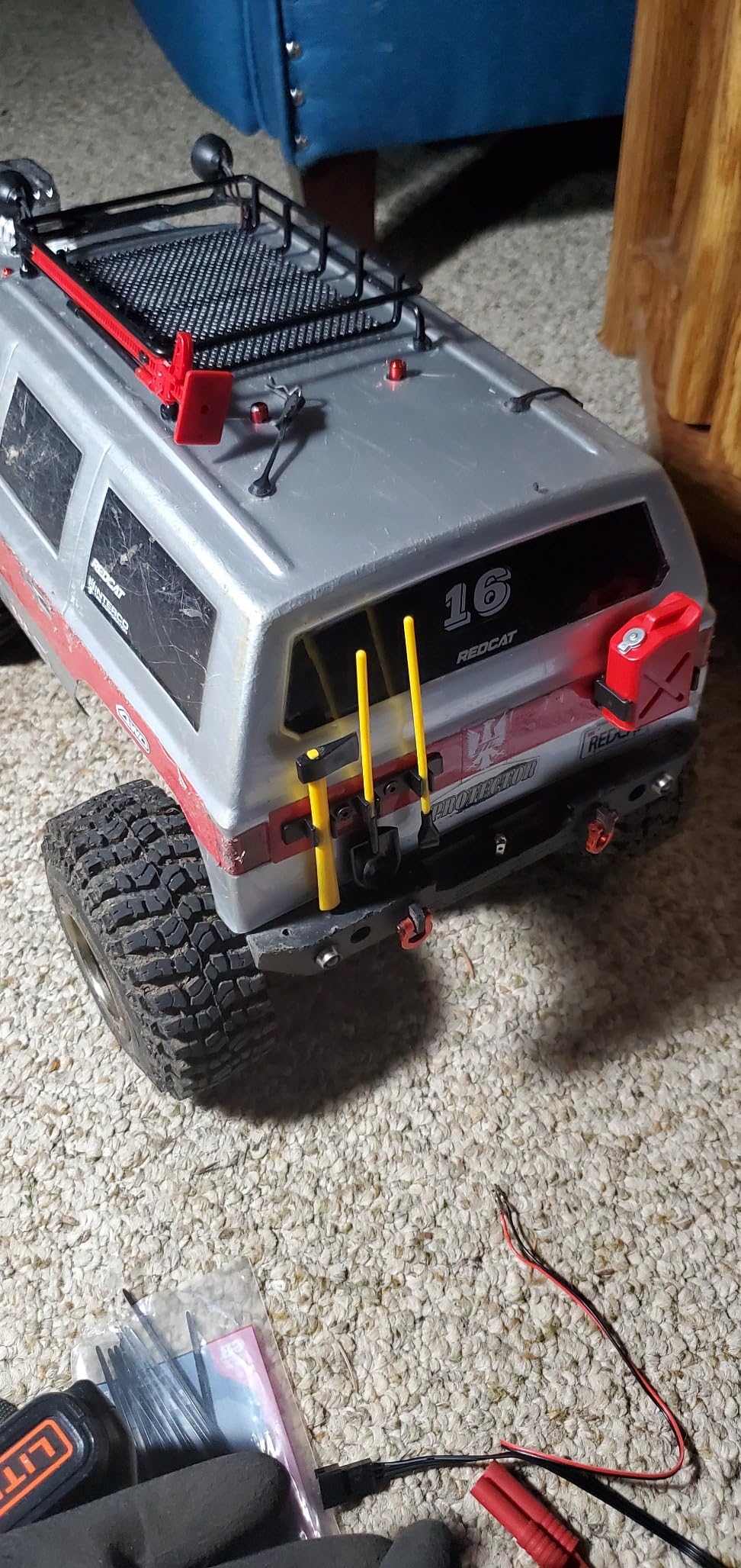 Share Goo 6PCS RC Plastic Decoration Accessories Tool Set Kit Compatible with 1/10 Scale RC Rock Crawler 4WD D90 D110 SCX10 Wraith,Include Gas Can, Winch, Jack, Shovel, Axe, Pry Bar,Red customer photo 1