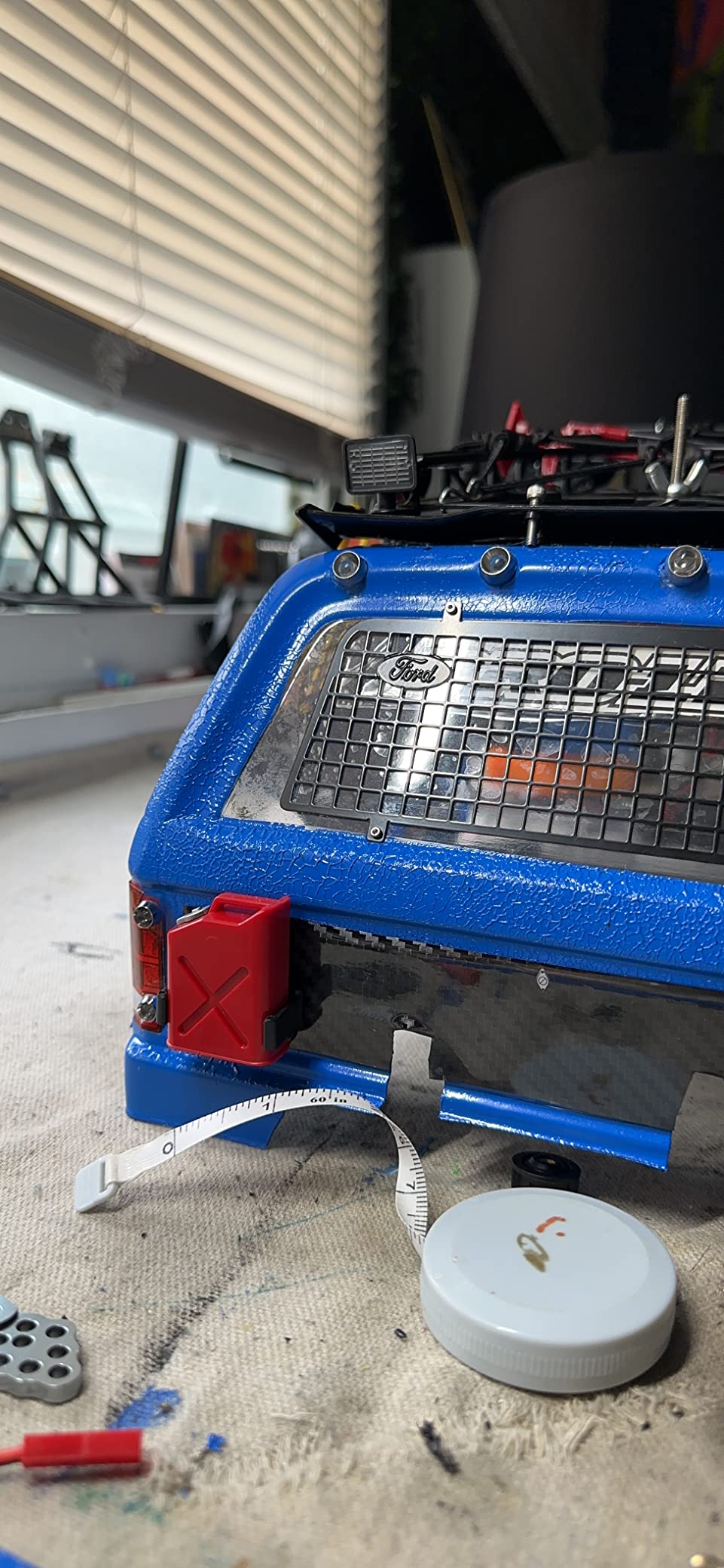 Share Goo 6PCS RC Plastic Decoration Accessories Tool Set Kit Compatible with 1/10 Scale RC Rock Crawler 4WD D90 D110 SCX10 Wraith,Include Gas Can, Winch, Jack, Shovel, Axe, Pry Bar,Red customer photo 2