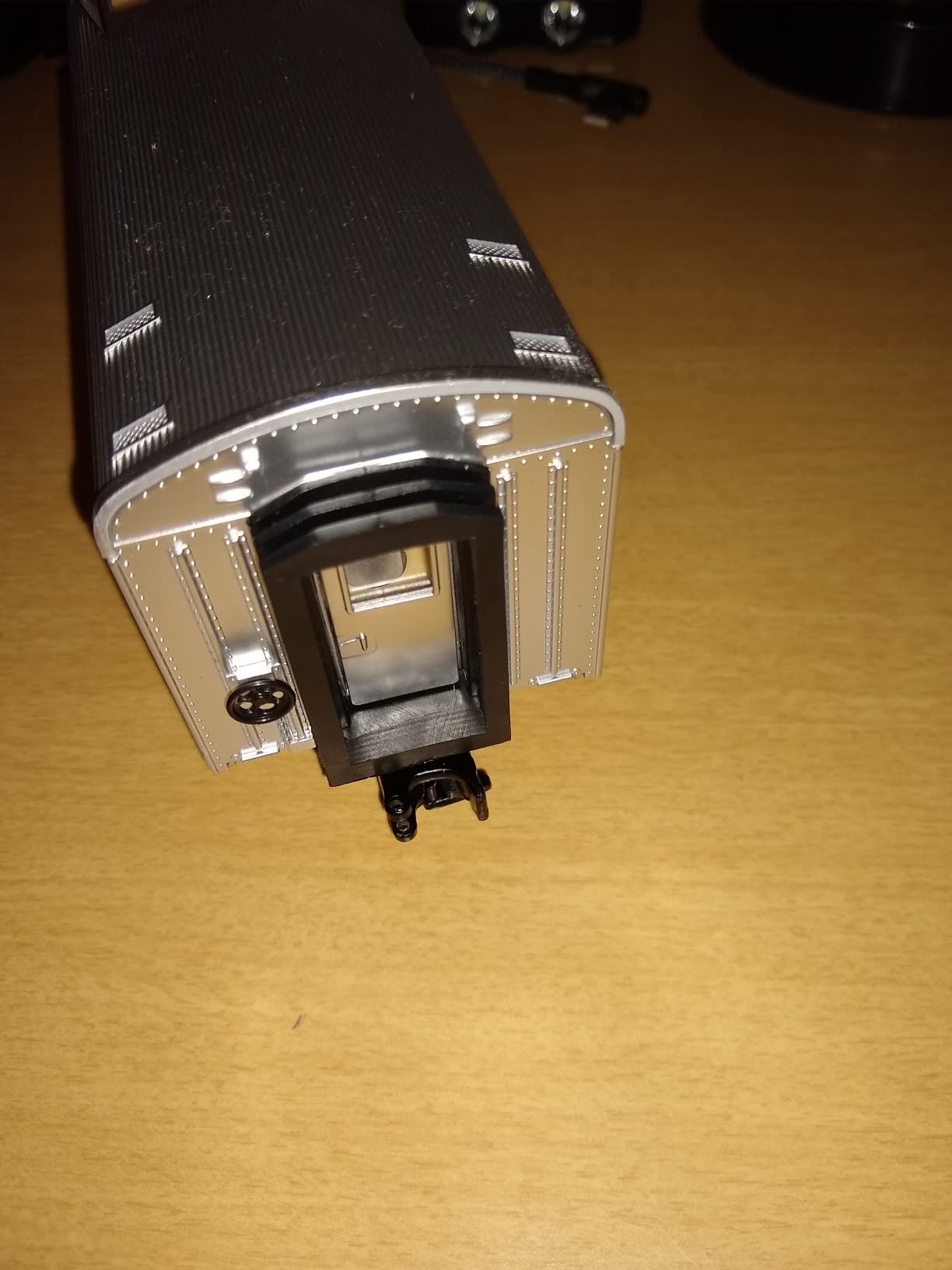 Lionel 684725 Santa Fe Add-On Vista Dome Car, O Gauge, Silver, Gray, Tan, black customer photo 3