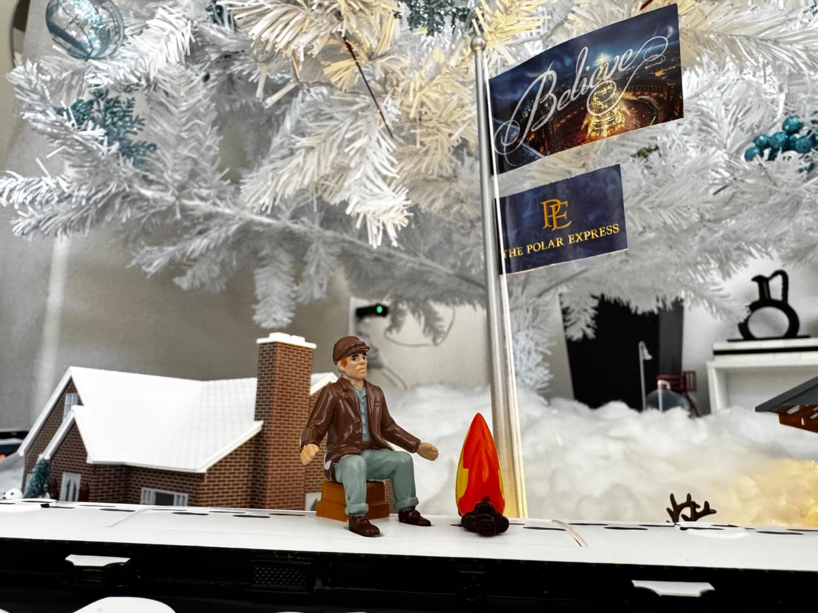 Lionel The Polar Express Disappearing Hobo Train Car, O Gauge Model Train Car with Illuminated Interior, Window Silhouettes, Operating Couplers, & Snow Detail, Ages 14+ customer photo 1