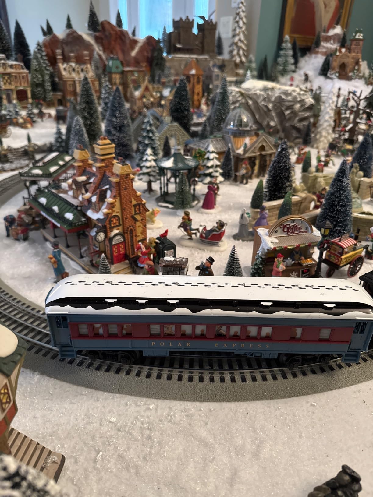 Lionel The Polar Express Hot Chocolate Train Car, O Gauge Model Train Car with Lighted Interior, Operating Couplers, Window Silhouettes & Snow Detail, Ages 14+ customer photo 3