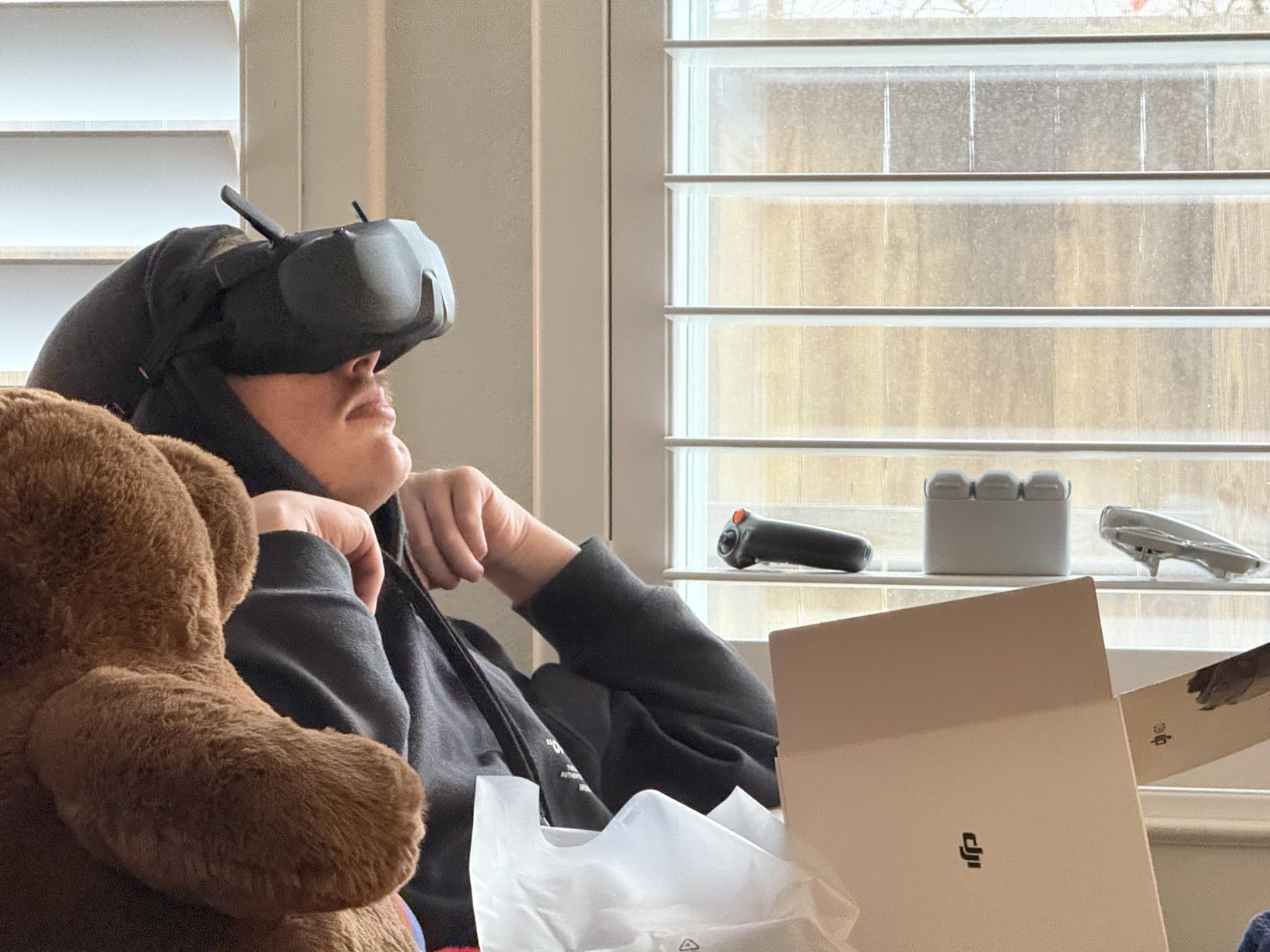 DJI Neo Motion Fly More Combo, Mini Drone with 4K UHD Camera for Adults, 135g Self Flying Drone that Follows You, Palm Takeoff, Subject Tracking, QuickShots, with RC Motion 3 and 3 Batteries customer photo 2