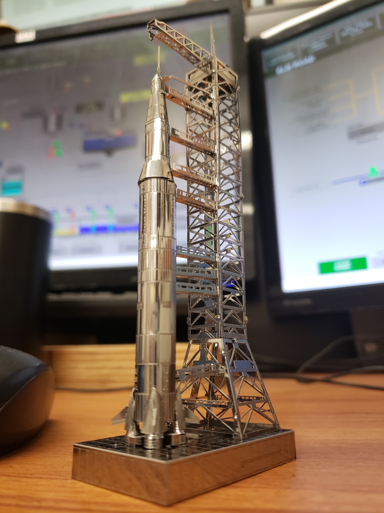 Fascinations Metal Earth Apollo Saturn V with Gantry 3D Metal Model Kit customer photo 2