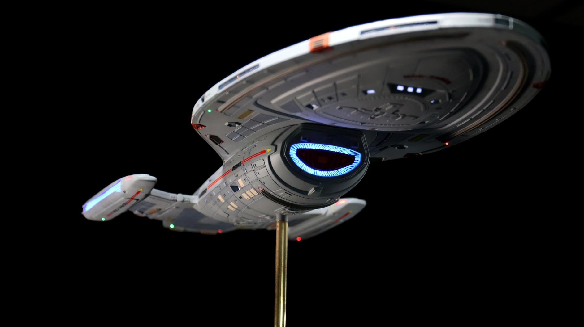 Revell 04992 U.S.S. Voyager 1:670 Scale Unbuilt/Unpainted Plastic Model Kit customer photo 1