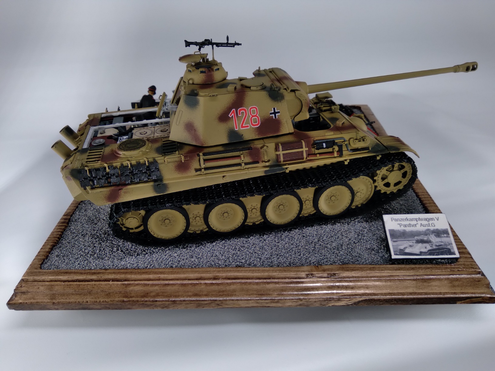 RFMRM5019 1:35 Rye Field Model Panther Ausf.G Sd.Kfz.171 with Full Interior/Workable Track Links/Cut Away Parts of Turret & Hull [Model Building KIT] customer photo 2