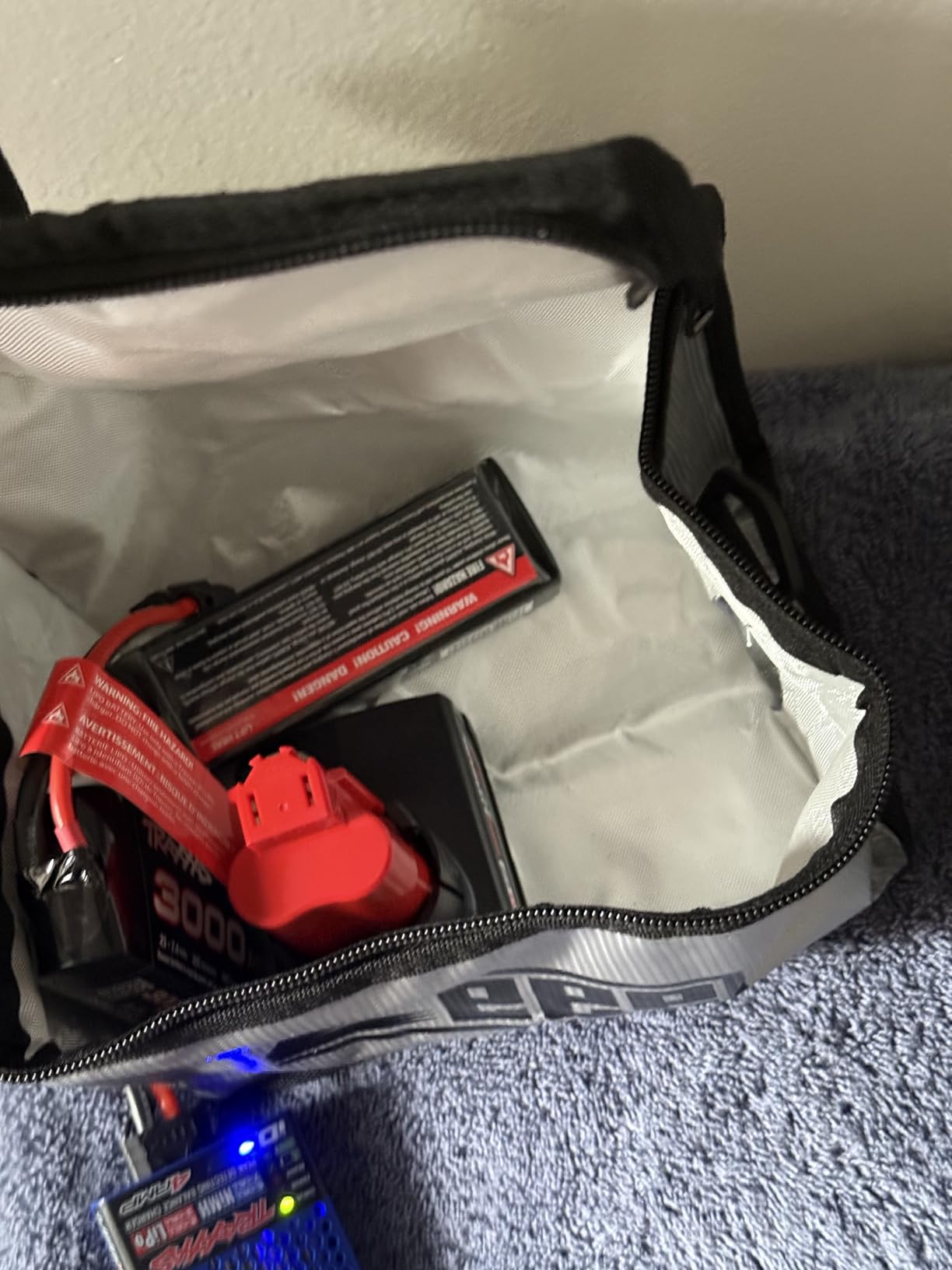 Zeee Fireproof Explosionproof Large Capacity Battery Storage Guard Pouch for Lipo Charge & Storage (8.46 x 6.5 x 5.71 in) customer photo 2