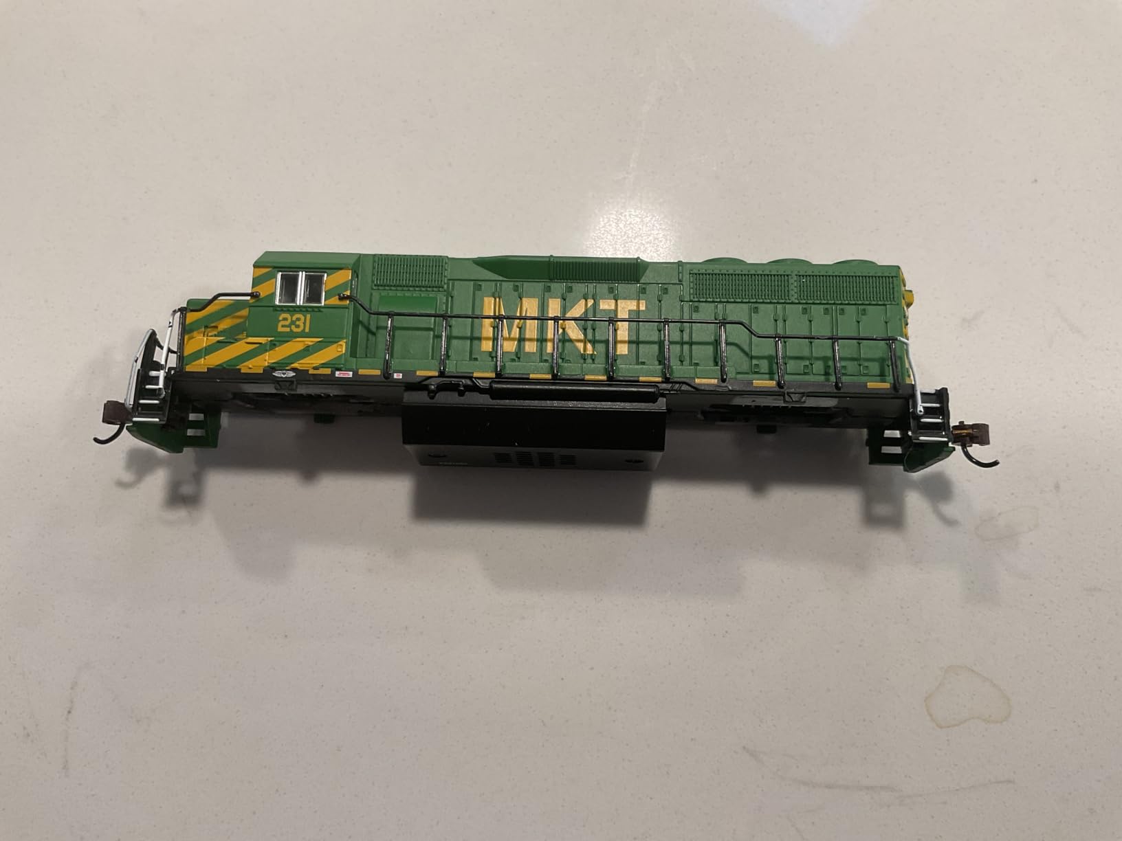 Bachmann Trains - EMD GP40 Diesel Locomotive - MKT #231 (with Dynamic Brakes) - N Scale customer photo 1