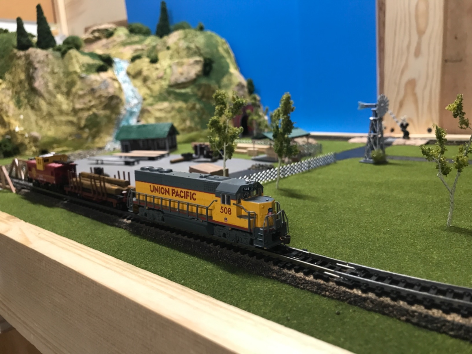 EMD GP40 Diesel Locomotive UNION PACIFIC® #508 (without dynamic brakes) - N Scale customer photo 1