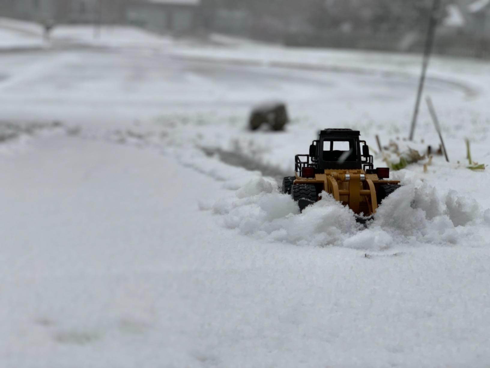 fisca RC Truck Remote Control Snow Plow 6 Channel 2.4G Alloy Snow Sweeper Vehicle 4WD Tractor Toy with Lights for Kids customer photo 1