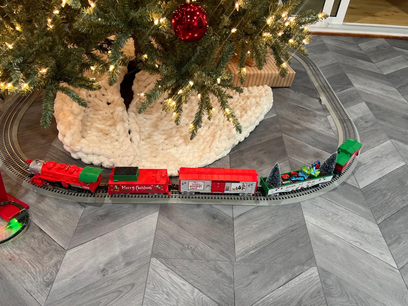 Lionel Disney Christmas LionChief 0-8-0 Set with Bluetooth Capability, Electric O Gauge Model Train Set with Remote customer photo 1