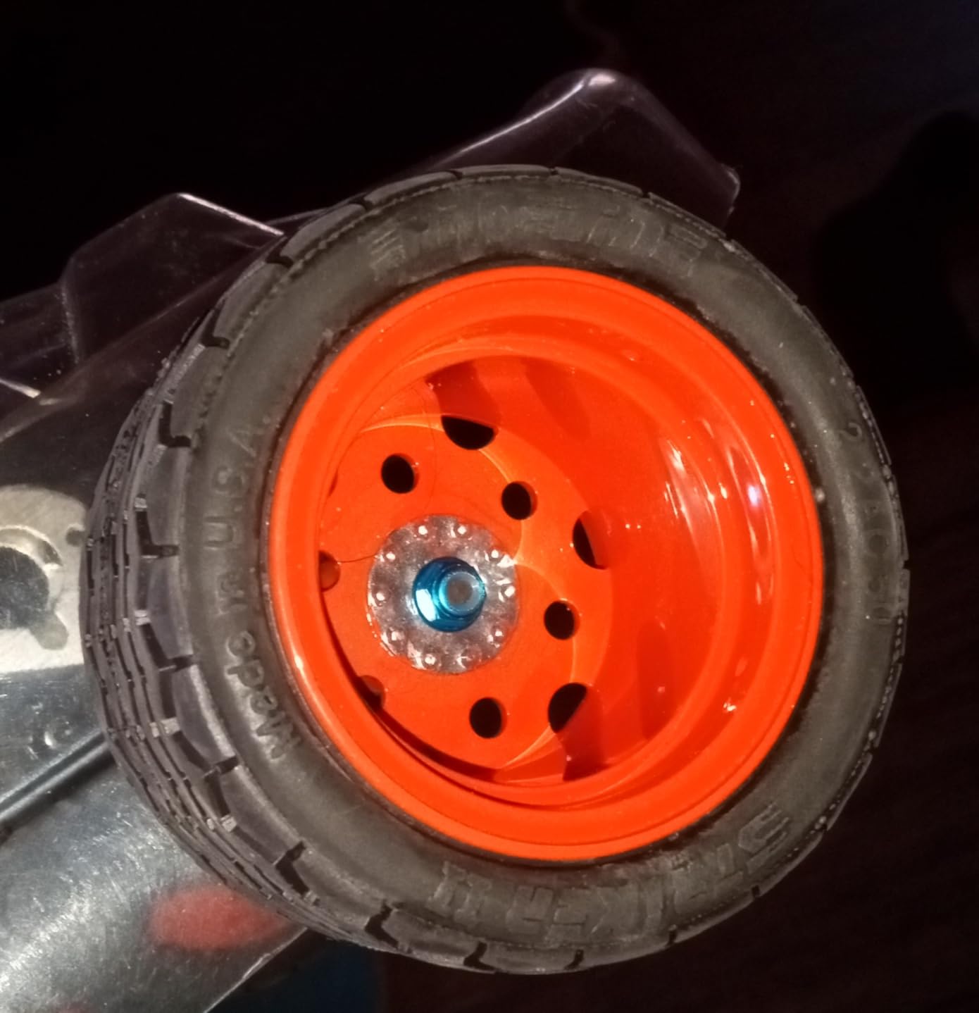 8PCS Flange M4 Lock Nuts Serrated Nylon Self-Tightening Aluminum M4 Wheel Hardware for Axial HPI TLR ECX Model RC Car Vehicles Upgraded Replacement Parts (Red) customer photo 1