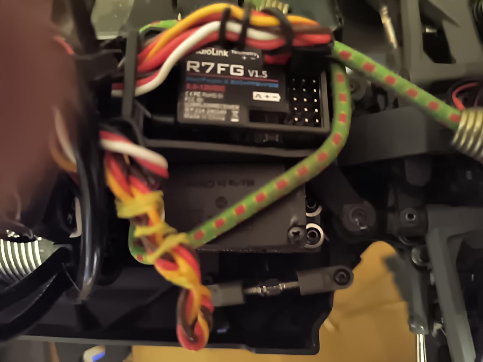 Radiolink R7FG 7 Channels RC Gyro Receiver, Voltage Telemetry Long Range Control, Water-Splash Proof for RC Crawler Drifting Car, Boat, Works for 2.4Gh Radio Controller RC8X/RC4GS V3/RC6GS V3/T8S/T8FB customer photo 1