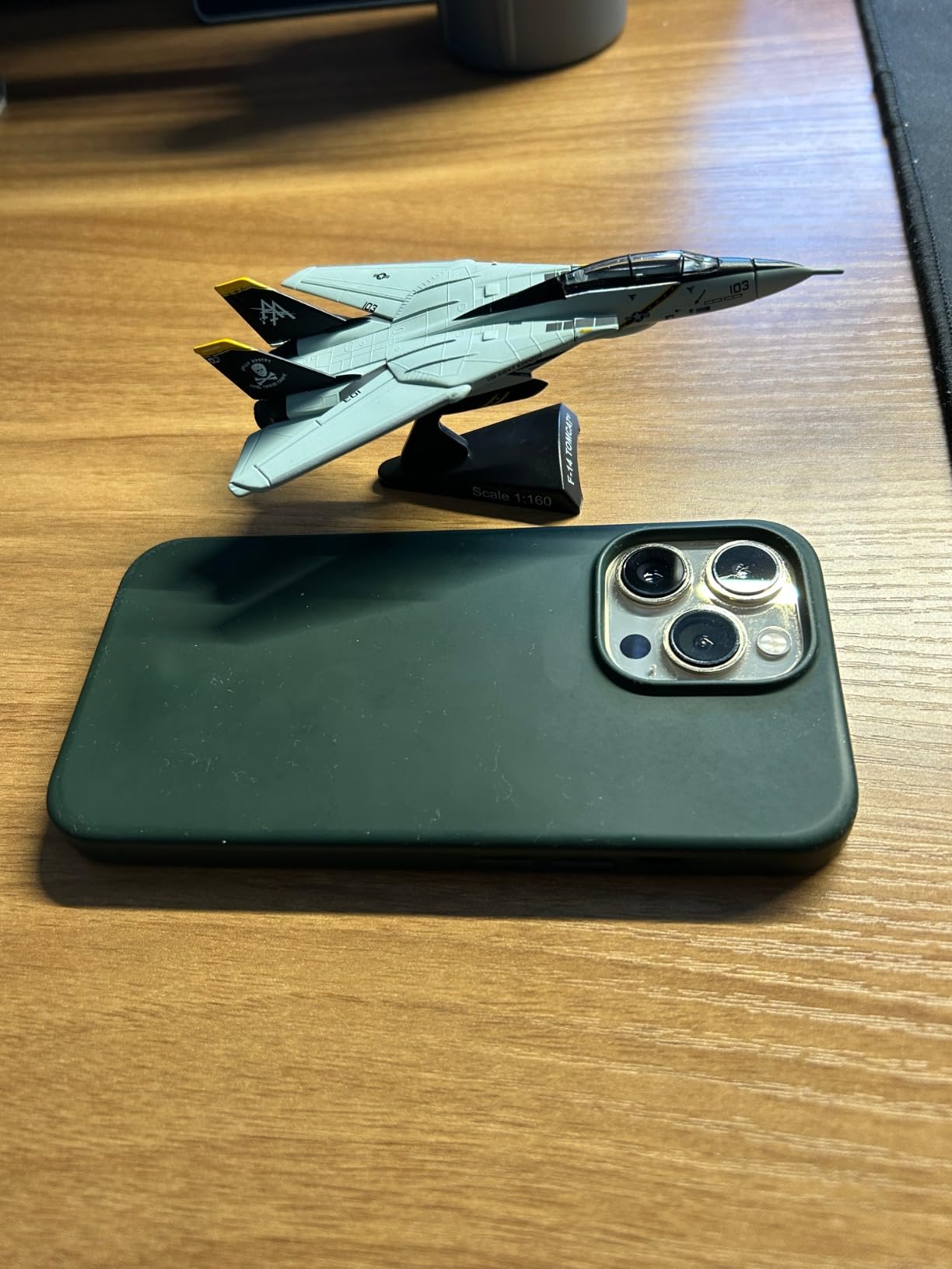 Daron Postage Stamp F-15 Eagle 5th Fighter Interceptor Sqn. 1/150 Scale, Gray, unisex, adult Grey customer photo 1