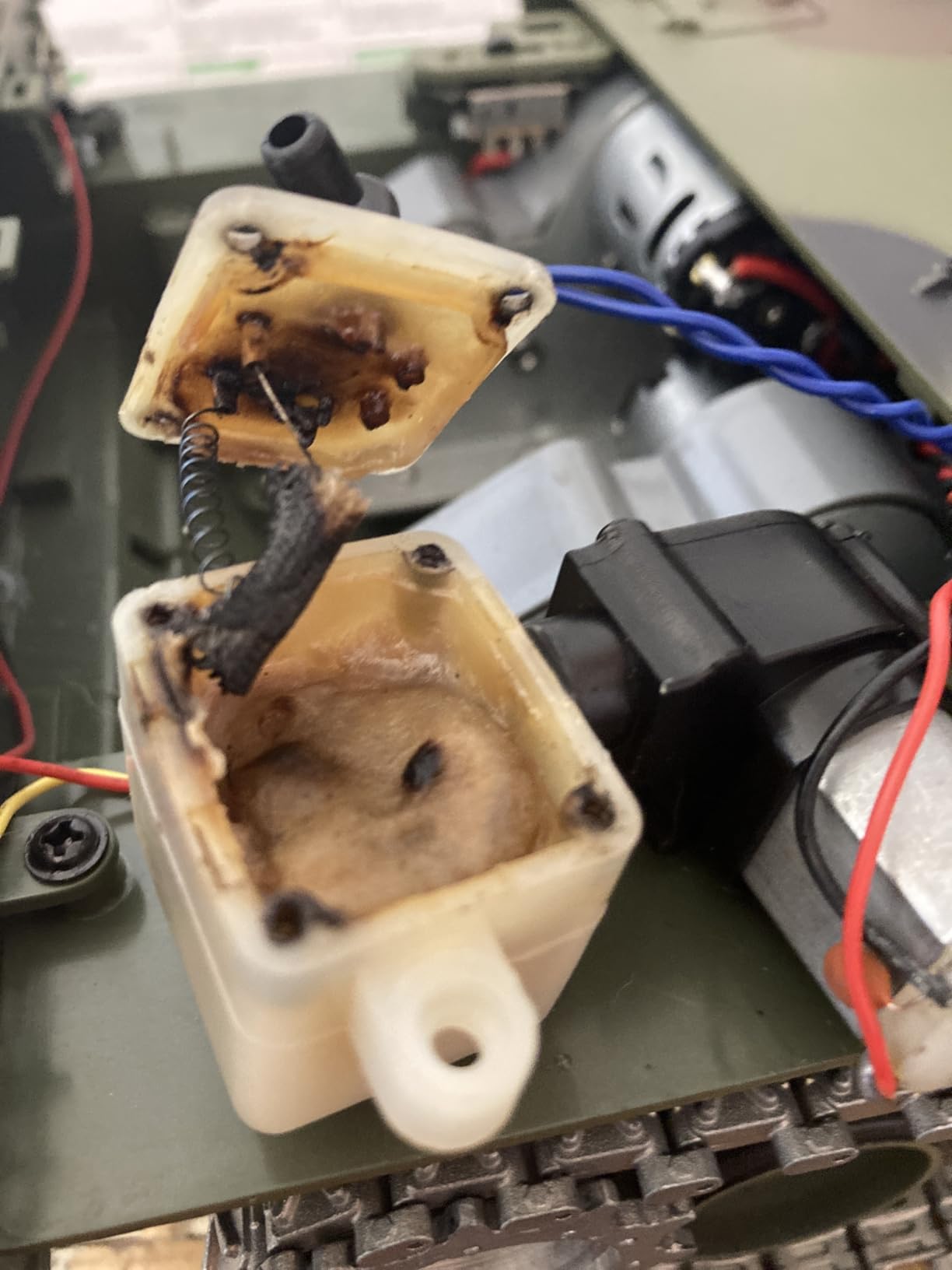 Modified Edition 1/16 2.4ghz Remote Control US M1A2 Abrams Tank Camouflage Color(360-Degree Rotating Turret)(Steel Gear Gearbox)(3800mah Battery)(Metal Tracks &Sprocket Wheel & Idle Wheel) customer photo 2